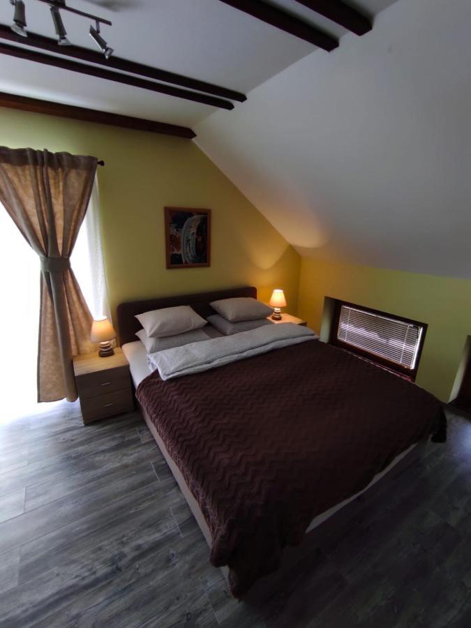 Accommodation "Old Town Dreznik" Раковица Екстер'єр фото