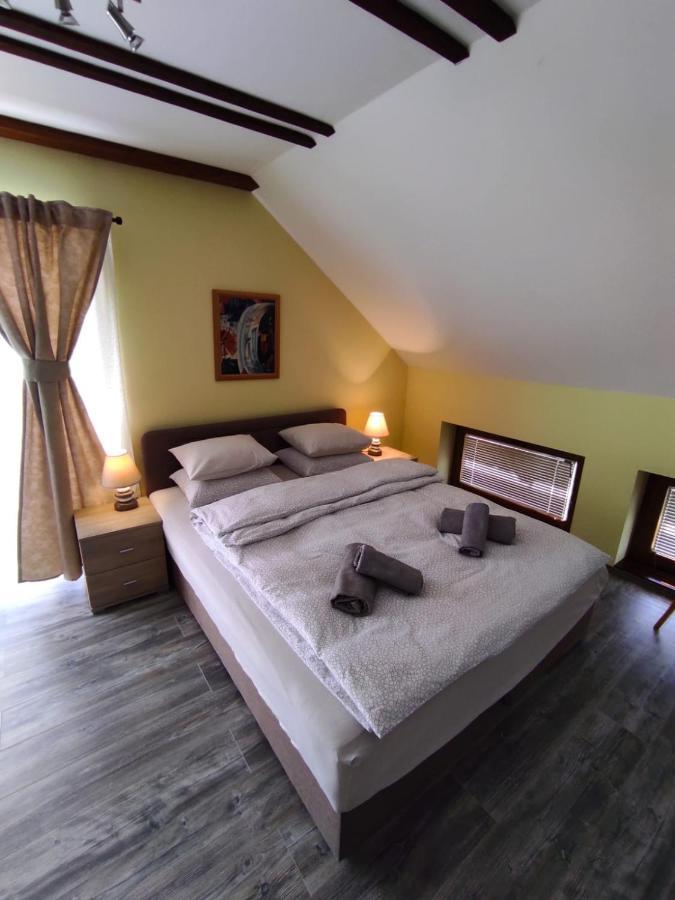 Accommodation "Old Town Dreznik" Раковица Екстер'єр фото