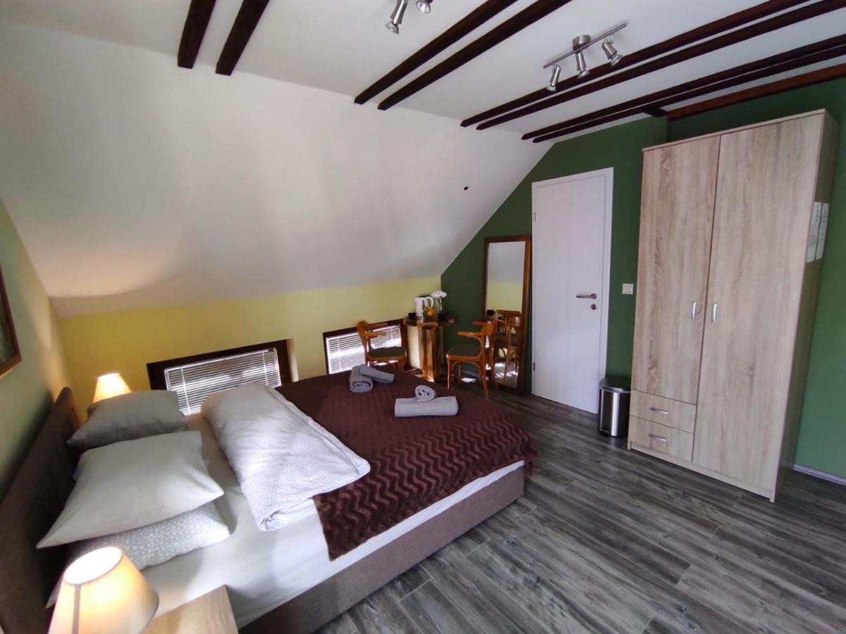 Accommodation "Old Town Dreznik" Раковица Екстер'єр фото