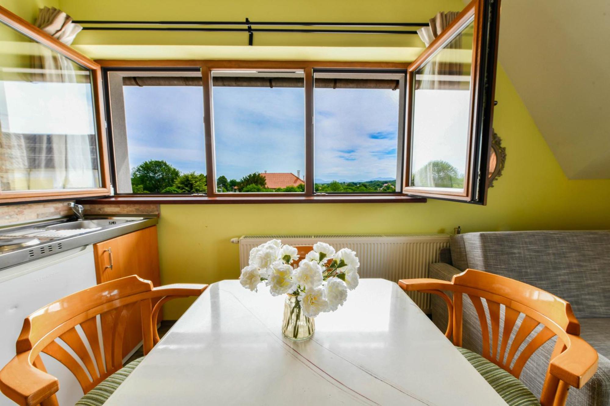 Accommodation "Old Town Dreznik" Раковица Екстер'єр фото