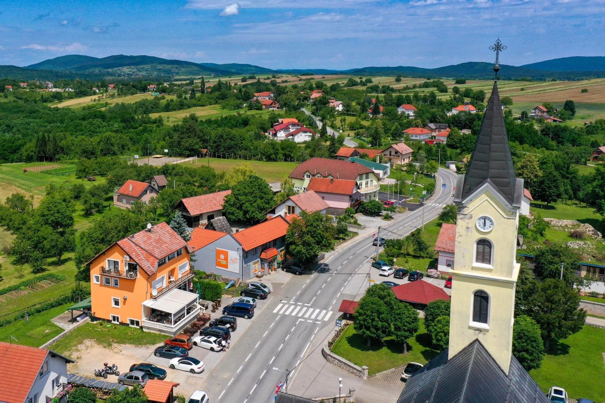 Accommodation "Old Town Dreznik" Раковица Екстер'єр фото